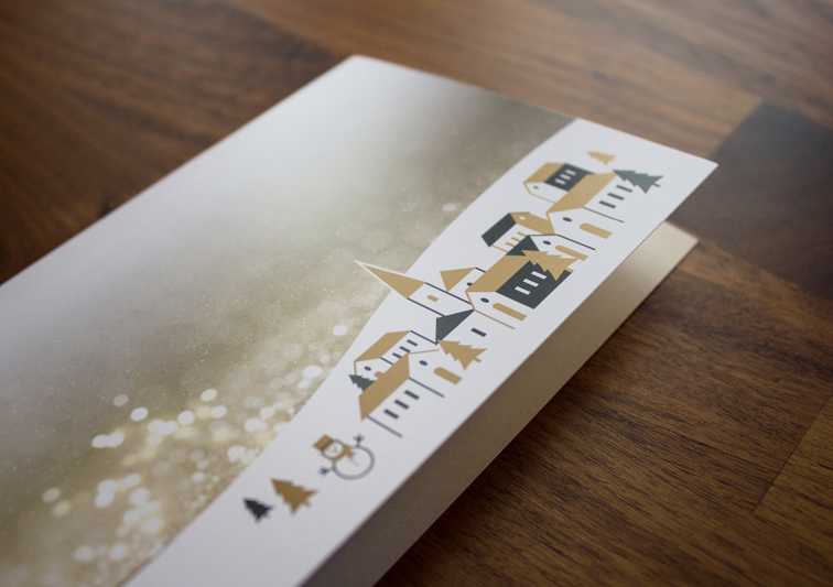 Detailaufnahme einer Weihnachtskarte mit goldener Heißfolienveredelung und Stadt Grafik für Finanzunternehmen