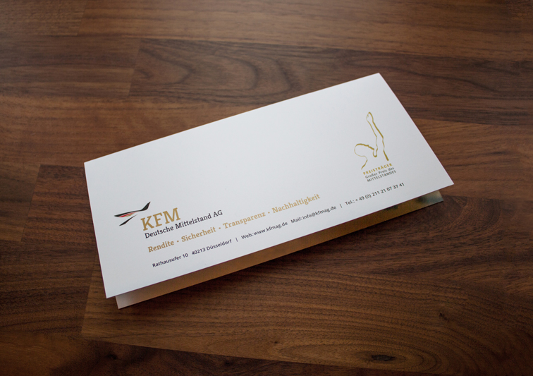 Print Design Rückseite einer Weihnachtskarte mit goldener Heißfolienveredelung für Finanzunternehmen