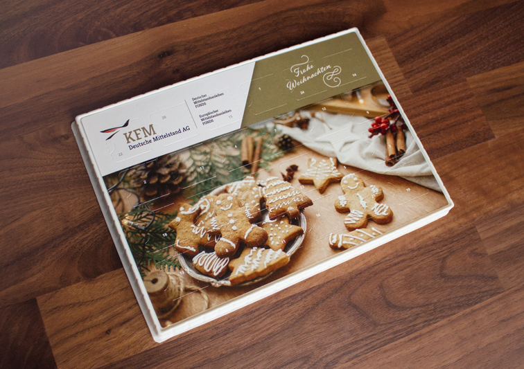 Print Design eines Adventskalenders mit weihnachtlichem Plätzchen-Motiv für Finanzunternehmen