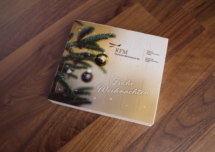 Print Design eines Adventskalenders mit weihnachtlichem Tannen-Motiv für Finanzunternehmen