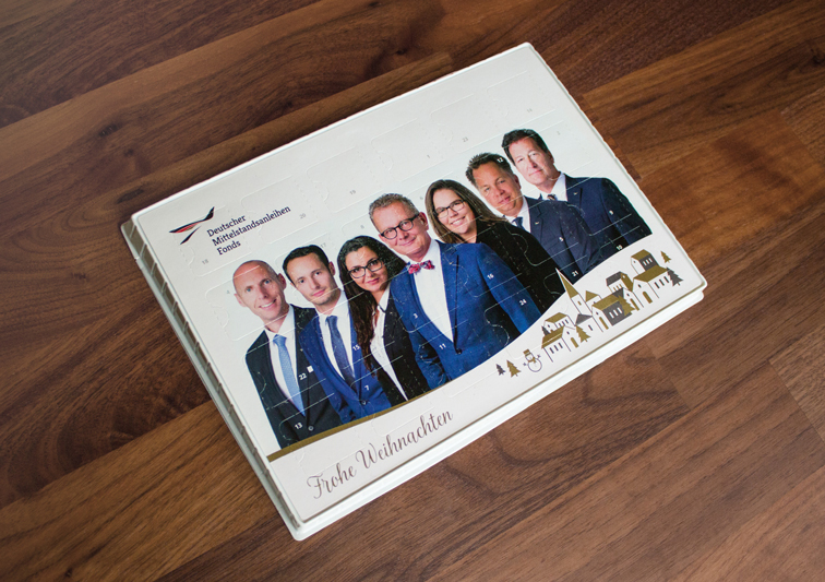 Print Design eines Adventskalenders mit Teamfoto und weihnachtlicher Grafik für Finanzunternehmen