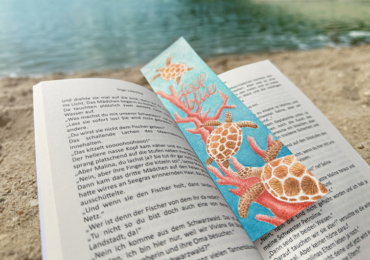 Sina Holste Design Hahnemühle Lesezeichen Buch am Meer mit Lesezeichen mit Illustration von Schildkröten und Korallen auf Hahnemühle Papier