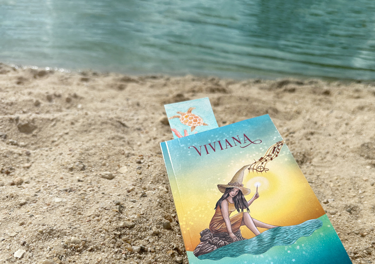 Sina Holste Design Hahnemühle Lesezeichen Buch am Meer mit Lesezeichen mit Illustration von Schildkröte Unterwasser auf Hahnemühle Papier