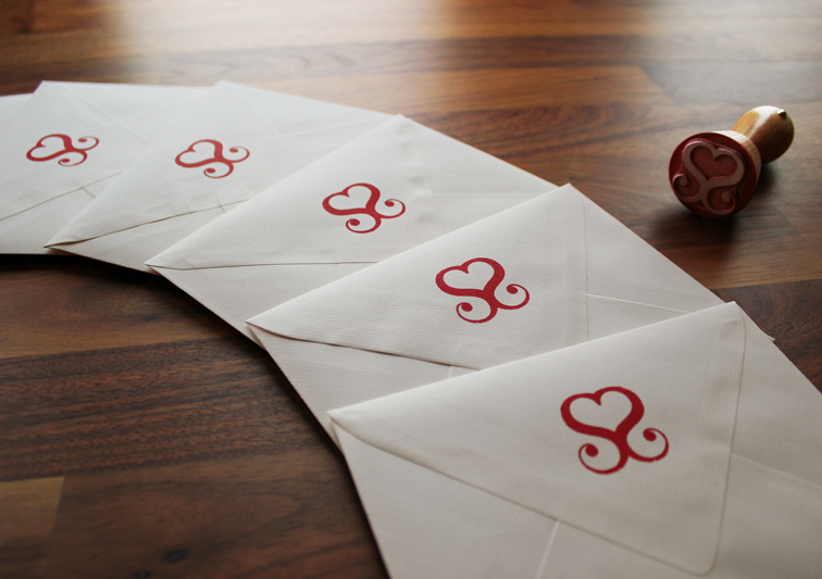 Sina Holste Design Corporate Design Briefumschläge mit Logo Stempel Branding