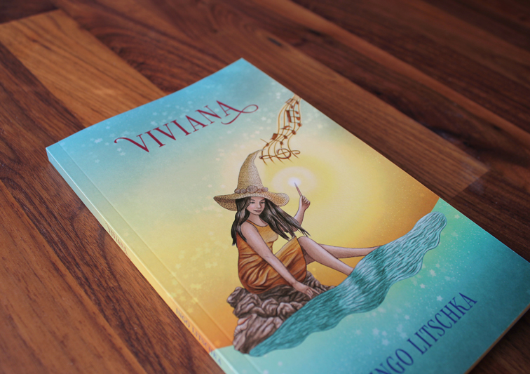 Kinderbuch Detailaufnahme mit Illustration einer Hexe mit Zauberstab und Musik am Meer