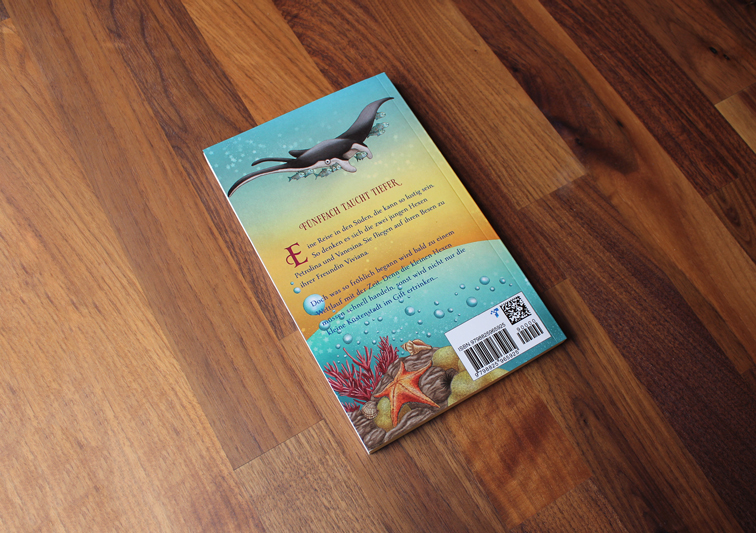 Kinderbuch Rückseite mit Illustration eines Rochen mit Fischen und Unterwasserwelt mit Korallen