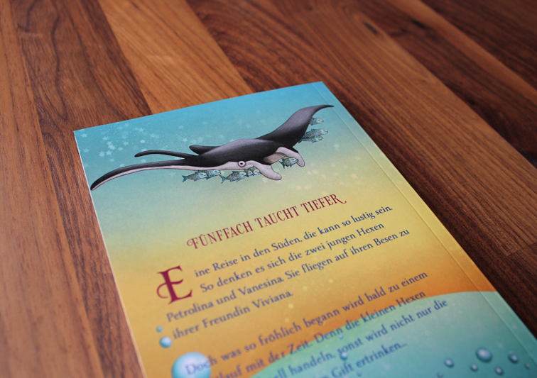 Detailaufnahme Kinderbuch Rückseite mit Illustration eines Rochen mit Fischen und Text