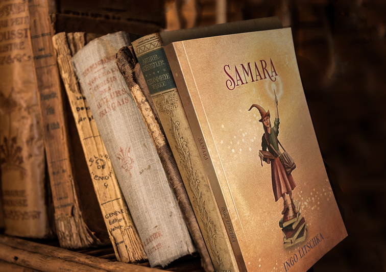 Kinderbuch im Bücherregal mit Cover Design Illustration einer Bücher Hexe mit Zauberstab