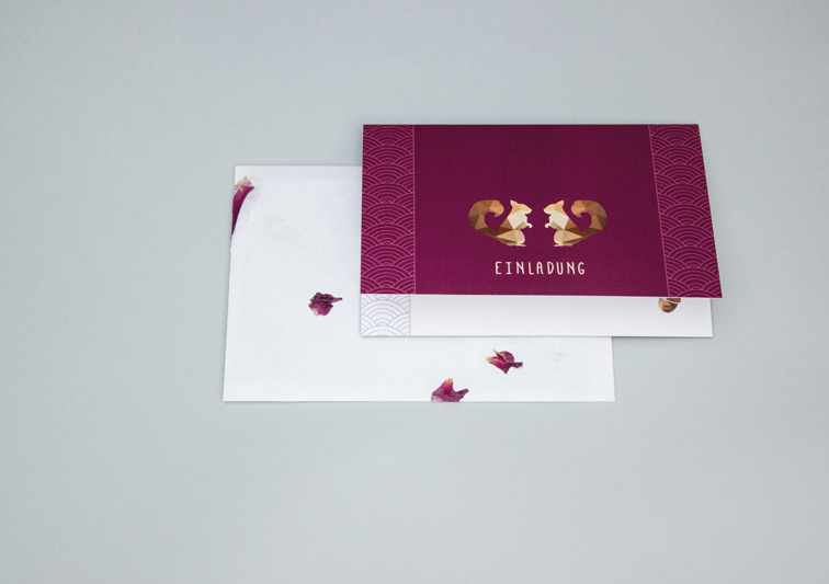 Print Design einer modernen Hochzeitseinladung mit Polygon Eichhörnchen Grafik