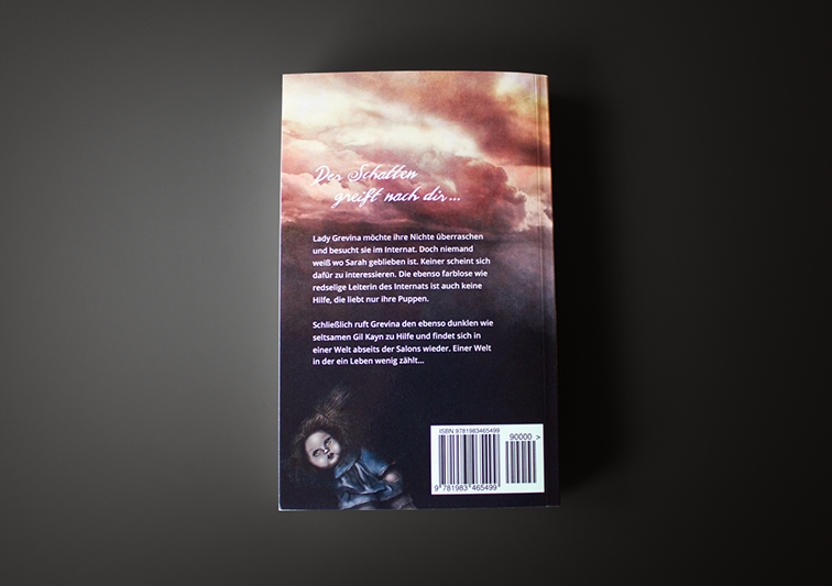 Buchcover Rückseite mit mystischer Illustration einer Puppe und dramatischem Sonnenuntergang