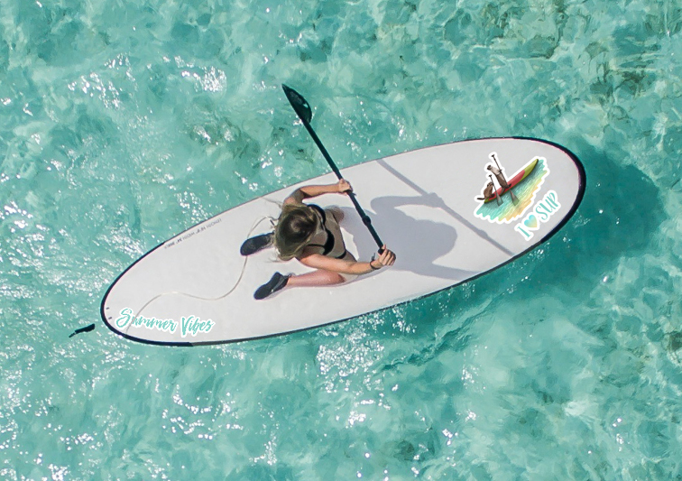 Frau auf einem Stand Up Paddle Board mit Aufkleber einer Illustration von Otter und Biber beim Stand Up Paddling