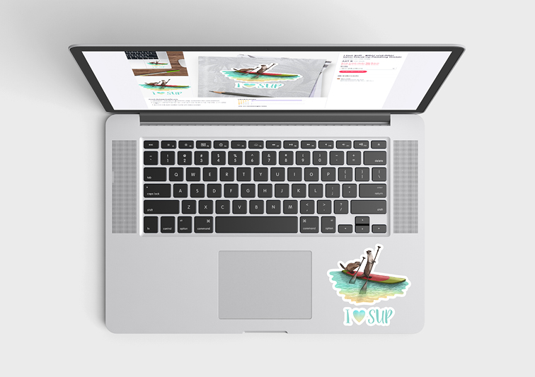 Laptop mit Aufkleber einer Illustration von Otter und Biber beim Stand Up Paddling