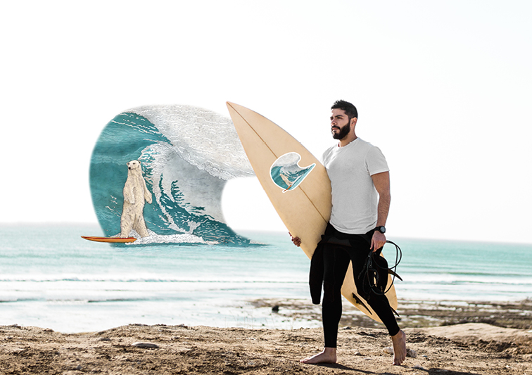 Surfer am Meer mit Surfbrett mit Aufkleber einer Illustration eines surfenden Eisbärs und Welle