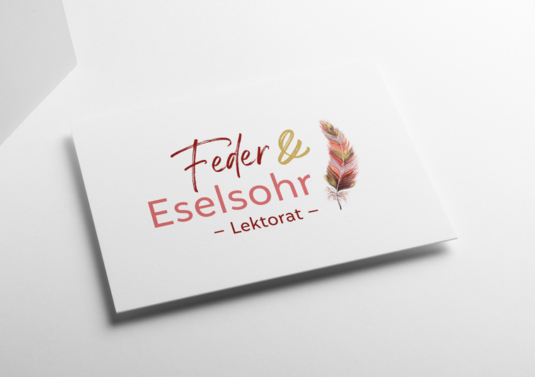 Sina Holste Design Feder und Eselsohr Lektorat Logo auf einer Visitenkarte mit einem handschriftlichen Schriftzug und einer Feder für ein Lektorat